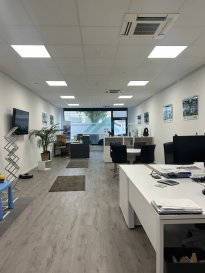 BELARDIMMO vous propose à louer un local de 95 m² à Mondorf-les-Bains au centre de la ville.

Le local est composé d'une grande pièce ouverte, d'une pièce séparer avec WC et kitchenette et dispose d'une belle vitrine.

Le local peut être utilisé pour plusieurs types d'activités.

il dispose d'un emplacement de parking double au sous-sol.

Disponible à partir de janvier 2027.

Pour plus d'informations, veuillez contacter l'agence.

 ---------- 
BELARDIMMO bietet Ihnen zur Miete ein 95 m² großes Lokal in Mondorf-les-Bains im Stadtzentrum an.

Das Lokal besteht aus einem großen offenen Raum, einem separaten Raum mit WC und Kochzeile und verfügt über eine schöne Schaufensterfront.

Das Lokal kann für verschiedene Arten von Aktivitäten genutzt werden.

Es verfügt über einen Doppelparkplatz im Untergeschoss.

Verfügbar ab Januar 2027.

Für weitere Informationen kontaktieren Sie bitte die Agentur.

 ---------- 
BELARDIMMO offers you a 95 m² commercial space for rent in Mondorf-les-Bains in the city center.

The space consists of a large open room, a separate room with WC and kitchenette, and features a beautiful storefront.

The space can be used for various types of activities.

It includes a double parking spot in the basement.

Available from January 2027.

For more information, please contact the agency.