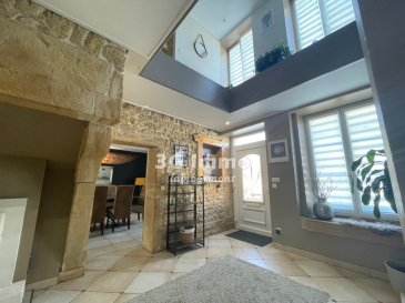 3 G IMMO LAMBERMONT VOUS PRESENTE CETTE MAGNIFIQUE MAISON LORRAINE RENOVEE AVEC GOUT, LUMINEUSE, DE 280 M², 4 CHAMBRES, GRANGE ATTENANTE, SUR 30 ARES AU CALME. TRES BELLES PRESTATIONS.

Le caractère bois et pierres est particulièrement bien mis en valeur dans l'ensemble de cette maison coup de cœur, chaleureuse, lumineuse et ouverte. Beaux matériaux, finitions soignées, bien conçue, tout simplement charmante.

Le ton est donné dès l'entrée, grâce la cheminée lorraine (fonctionnelle), la cuisine équipée récente ouverte sur le séjour et la salle à manger. Mélange de modernité et de traditionnel, bien organisé, l'espace à vivre d'environ 90 m² donne directement sur la terrasse, avec de larges ouvertures et une mezzanine. En plus, le rez-de-chaussée comporte une salle de jeu, ou salon bis, une grande pièce équipée d'une seconde cheminé, la buanderie / chaufferie et stockage, et des toilettes.

Au premier étage se trouvent un espace ouvert, la chambre principale et la superbe salle de bain neuve (carrelage effet métal rouillé, grande douche, baignoire et WC.) un bureau sur mezzanine surplombant le séjour. 

Au deuxième étage : salon / salle de jeu, puis trois chambres avec une pièce dressing. Salle d'eau avec WC. Ensemble pensé et particulièrement adapté pour les enfants !

Les extérieurs : grande terrasse couverte, parfaite pour profiter le plus souvent possible, sans vis-vis, puis le terrain de 30 ares, avec vue sur la nature. Abords privilégiés, tranquillité totale. 

Grange attenante (env. 200 m² au sol, 13 m² de haut), porte motorisée 