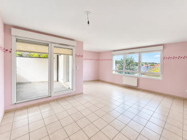 THIONVILLE ? APPARTEMENT F5 DE 104 M² AVEC TERRASSE, ASCENSEUR ET GARAGE

Situé impasse de la Petite Lor à Thionville, dans un environnement calme et résidentiel, cet appartement F5 de 104 m² se trouve au 2? étage sur 4 d'une résidence de standing avec ascenseur, comprenant 25 lots.

Il se compose d'une vaste entrée de près de 16 m², d'un séjour lumineux donnant accès à une terrasse de 7,50 m² sans vis-à-vis avec vue dégagée sur un parc, d'une cuisine séparée équipée, de trois chambres dont une suite parentale avec salle d'eau privative, d'une salle de bains et d'un WC indépendant.

Un box fermé en sous-sol ainsi qu'un cellier complètent ce bien.

Prestations et informations complémentaires :

Résidence de standing avec ascenseur

Terrasse sans vis-à-vis avec vue sur parc

Trois chambres dont une suite parentale

Deux pièces d'eau

Box fermé en sous-sol

DPE : C

Charges de copropriété : 145 €/mois

Taxe foncière : 1 800 €/an

Aucun travaux prévu dans la copropriété

Un rafraîchissement intérieur, principalement des peintures, permettra de remettre l'appartement au goût du jour.

Un appartement spacieux et fonctionnel, bénéficiant d'un environnement résidentiel recherché à Thionville.