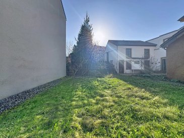 Immocontact vous présente ce terrain de 1,36 are, situé en plein cœur de Remich, une opportunité rare dans un emplacement recherché.

- Terrain constructible
- Permis de construire déjà accordé
- Projet de maison de 120 m² déjà approuvé
- Plans disponibles

Un projet de construction d’une maison d’environ 120 m² a déjà été conçu et autorisé. Le permis de construire est accordé, ce qui vous permet de démarrer les travaux rapidement sans attendre de nouvelles démarches administratives.

Idéal pour une résidence principale ou un investissement, ce bien bénéficie de la proximité immédiate des commerces, écoles et commodités du centre-ville.

Pour toutes informations contactez-moi au +352 621 391 355.

Estimation de votre bien (sous 48h), contactez-nous au +352 26 311 992 ou sur [info@immocontact.lu](mailto:info@immocontact.lu)

 ---------- 
Immocontact presents this 1.36-acre plot of land, located in the heart of Remich, a rare opportunity in a sought-after location.

- Building land
- Building permit already granted
- 120 m² house project already approved
- Plans available

A project to build a house of approximately 120 m² has already been designed and approved. The building permit has been granted, allowing you to start work quickly without waiting for further administrative procedures.

Ideal for a primary residence or investment, this property benefits from its immediate proximity to shops, schools, and amenities in the town center.

For further information, please contact me on +352 621 391 355.

For a valuation of your property (within 48 hours), please contact us on +352 26 311 992 or at [info@immocontact.lu](mailto:info@immocontact.lu).