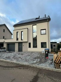 +++MAISON AVEC APPARTEMENT INTEGRÉ+++

Cette maison offre un cadre de vie très cosy,
chaleureux, intime et tranquille.

Superbe maison de HAUTE GAMME avec une surface habitable de +/- 147.9m2 sis sur un terrain de 3.37 ares situé à Nocher.
Cette belle maison neuve et moderne ce compose comme ceci:

- Au rez-de-chaussée on trouve un grand garage pour une voiture, buanderie, et appartement avec entrée complètement séparé de la maison comprenant, Living spacieux/Salle à manger avec espace cuisine donnant vers une belle terrasse et jardin sans vis à vis et clôture, une salle de douche, et une grande chambre à coucher et débarras.

- 1er étage vous disposer:
Très beau living/salle à manger, spacieuse cuisine ouverte très bien équipée avec des grandes baie vitrés, chambre à coucher, et salle de douche.

- Au 2ème étage:
Hall de nuit, ainsi que deux belles chambres à coucher, une salle de douche avec fenêtre et WC et local technique.

- Grenier/espace rangement.

Maison équipé des panneaux solaire.

La maison dispose de finitions haute de gamme.
Prestations et matériaux de qualité (construction traditionnelle , menuiseries triple vitrage, porte de garage motorisée, portes, sanitaires, carrelages , etc.

Pour plus de renseignements ou une visite (visites également possibles le samedi sur rdv), veuillez contacter le 691 850 805.