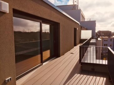 Nouvelle construction et  libre de suite  convenant aussi pour profession libérale.<br>Spacieux penthouse comprenant une surface habitable de 130m2 entourée d\'une splendide terrasse de 50 m2 avec vue imprenable de 180°C sur la toute la  Ville de Luxembourg  <br>hall d\'entrée avec dressing séparé, 2 salles de bains de très haut standing dont une avec baignoire, 3 chambres à coucher toutes avec accès terrasse , une buanderie privée à l\'étage , un living open-space avec magnifique cuisine toute équipée, coin salle à manger , 2 parkings souterrain et une cave privative ,parquet de bois massif avec chauffage au sol dans toute l\'habitation , système Domotique réglable avec l\'IPad intégrée. Placards dans les chambres intégrées,climatisations incluses,vidéophone,internet haut débit -fibre optique.<br><br>Très bonne situation centrale près de la gare de Luxembourg  - <br>A proximité du ban de Gasperich et de la station Tram- adresse:80,Mühlenweg L-2155 Luxembourg rue sans issue.<br />Ref agence :profession libérale penthouse