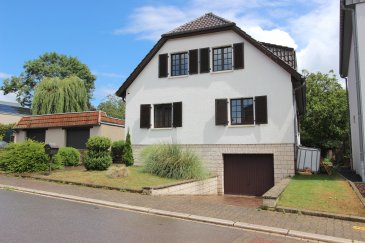 Spacieuse maison de 4 chambres à louer à Pontpierre

À louer : superbe maison familiale de 4 chambres, idéalement située dans un quartier résidentiel très calme à Pontpierre. Érigée sur un beau terrain de 6 ares, cette propriété offre un cadre de vie agréable, spacieux et verdoyant.

Adresse: 11, rue de l'Ecole, L-4394 Pontpierre-Mondercange

Le bien se compose comme suit:
Au rez-de-chaussée:
- un garage qui peut accueillir 2 voitures,
- une buanderie,
- un atelier-stockage,
- une chaufferie

Au rez-de-jardin:
- un hall d'entrée,
- un WC séparé,
- une spacieux living avec un four à bois avec accès à la terrasse,
- un bureau fermé,
- une cuisine fermée entièrement équipée avec accès à la terrasse,

Au 1er étage:
- un palier,
- 4 chambres à coucher,
- une salle de bains rénovée,
- un WC séparé.

Disponibilité: immédiate.
Loyer: 2.900€
Charges: 300€ / mois
Caution: 2 x le loyer,
Durée du bail: minimum 1 an avec tacite reconduction.

Équipements techniques:
- Alarme,
- Fibre optique,
- Vidéophone,
- Double vitrage,
- Revêtement au sol: carrelage et parquet,
- Chauffage au mazout.

Commission d'agence d'un demi mois de loyer incombe au locataire ainsi qu'au propriétaire.

Pour tout renseignement complémentaire, prière de contacter le +352 269 007-1 (LUX, ENGL, FR, DE)