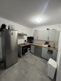 Situé à Montigny-lès-Metz, cet appartement de 42 m² se trouve dans un immeuble récent construit en 2024. Il se compose de deux pièces, comprenant un séjour avec cuisine ouverte, une chambre et une salle de bain équipée d'une douche moderne.

Un balcon de 12 m² complète le bien et offre un espace extérieur appréciable. L'immeuble dispose d'un ascenseur ainsi que d'un local dédié au rangement des vélos. Le logement est raccordé à la fibre optique. La performance énergétique est classée C, indiquant une consommation maîtrisée.

Environnement et commodités :
L'appartement est situé Chemin de Blory, dans un secteur calme de Montigny-lès-Metz. À proximité se trouvent des établissements scolaires, des commerces de proximité, des restaurants et des cafés. Plusieurs espaces verts et parcs sont accessibles aux alentours. Les services de santé sont facilement joignables et les transports en commun permettent de rejoindre rapidement les secteurs environnants.