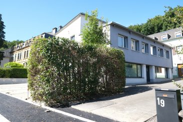 Luxembourg-Mühlenbach, 19A, rue de Mühlenbach, local commercial de 439 m2 en excellent état et représentatif pouvant être utilisé en profession libérale, bureau, centre culturel, école etc. Il est composé comme suit : RDC : entrée, bureau de 32 ,50 m2, bureau de 31,41m, mi-étage : kitchenette, bureau de 10,55 m2, WC, ETAGES : couloir de 43 m2, salle de conférence de 144,8 m2, pièce / archives de 17m2, bureau de 42,6 m2, kitchenette, WC, bureau de 19,9 m2, bureau de 30m2, bureau de 19,4 m2, bureau de 18 m2, couloir de 16,1m2. 7 à 8 places de parking à l'extérieur. Très belle finitions, luminaires par tout, alarme. Libre de suite, bail de 3 ans. Prix : 9.000 euros par mois + charges individuelles : eau, chauffage, électricité, internet. Frais d'agence : un mois de loyer + TVA à charge du locataire. Contact et visites : Rosalba MAITRE téléphone : 691 550 189 Email : rosalba@parkagence.lu & Arianna GHITTINO, téléphone : 691 205 573, email : arianna@parkagence.lu