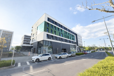 À Vendre 

Appartement 1 chambre, situé au 3ème étage avec ascenseur, offrant une surface utile de 45,91 m².

La distribution est fonctionnelle et bien pensée :

- séjour lumineux avec kitchenette intégrée 
- chambre séparée 
- salle de douche avec WC et lavabo 
- petit hall intermédiaire pouvant servir de rangement 

L'appartement est vendu entièrement meublé, avec des matériaux de qualité (cuisine inox, parquet en bois) dispose d'un local vélos, d'une buanderie et d'un local poubelles.

Un investissement réellement passif

L'appartement est actuellement loué.

La gestion locative est entièrement assurée par Genimmo (recherche des locataires, contrats, visites, suivi).

Pour l'investisseur, cela signifie aucune gestion au quotidien. Les appartements de cette taille sont majoritairement occupés par des doctorants, garantissant une bonne stabilité locative.

Données financières

- Loyer charges comprises : 1.290€ /mois 
- Net perçu après gestion : env. 1.230€ / mois 
- Charges copropriété : env. 332€ / mois 
- Impôt foncier : 34€/ an 

- Rendement brut estimé : ± 3,8 % 
- Rendement net estimé : ± 2,8 % (hors fiscalité personnelle)

Pour plus d'informations ou organiser une visite :

Moura Jemp 
+352 621216646 

(Les surfaces sont données à titre indicatif et sans valeur contractuelle.)