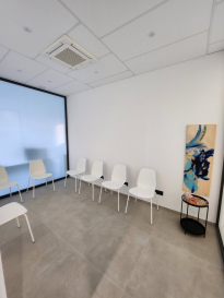 Contactez nous au 621 323 867

En exclusivité chez ACTIVE INVEST : 

Location de la dernière salle de pratique moderne (pour toute sorte de médecins, pratique...), spacieux et très lumineux, situés au rez-de-chaussée d'un nouvel cabinet médico dentaire construite en 2023, au centre-ville de la commune de Kayl (proche de Tétange, Schifflange, Bettembourg, Dudelange) 

Cette salle privative peut être utilisable pour le dentaire ou toutes autres professions médicales.

Le cabinet dispose des nouvelles fauteuils Stern S200 (non inclus pour cette pièce), nouvelle radio rétro-alvéolaire avec bureau et équipement informatique), une réception et salle d'attente, une salle de stérilisation équipé avec Autoclave, laveur automatique par ultrasons, 1 salle de radiographie avec céphalométrie, 1 salle technique avec compresseur et pompes à salives, 2 WC public et privé (accès handicapé), ainsi que plusieurs places de parking privés, souterraines accessible en direct avec l'ascenseur. 

Situé à l'entrée de Kayl, à proximité de la pharmacie et laboratoire d'analyses, le cabinet se trouve à quelques minutes du centre-ville et de la gare, disposant d'un arrêt de bus devant la porte allant vers Dudelange, Tétange-Rumelange, Schifflange/Esch-sur-Alzette et Luxembourg-Ville. 

Accès rapides aux réseaux autoroutiers (collectrice du sud) vers la Belgique/France et l'Allemagne ainsi que l'A4 vers Luxembourg-ville. 

Accessibilité : 
- Situé au RDC 
- Ascenseur 
- Accessible fauteuils roulants 
- Parking souterrain privé et public 

Équipement : 
- Local équipé (meubles, matériel...) 
- Raccordement internet 
- Présence lavabo dans chaque pièce 
- Présence WC 
- Salle d'attente 
- Radiographie certifié 

Pour plus de renseignements sur la location et pour prendre rendez-vous pour une visite, veuillez nous contacter svp: 
info@active-invest.lu  /// 621 323 867  
Parle Français, Spreche Deutsch, Speak English.