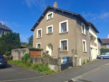 Volstroff,

Proche de toutes commodités,

Maison jumelée d'environ 75m² édifiée sur une parcelle de 3a 75ca comprenant:

- En rez de chaussée :

Entrée, cuisine à vivre équipée de 16m², salon-séjour de 23m², WC séparé.

- Au niveau supérieur:

2 chambres de respectivement 14m² et 16m², une salle d'eau avec WC

- Un comble aménageable

- A l'extérieur:

Un garage, une dépendance et un jardin

- Technique:

Isolation extérieure neuve, chauffage électrique, système électrique aux normes et fenêtres en DV PVC avec volets roulants.