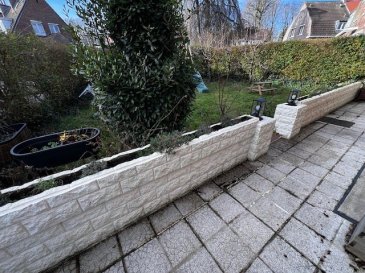 Maison semi-individuelle  à 4 mn à pied du métro carliers/me. NOUVEAUTÉ EN EXCLUSIVITÉ   Maison semi-individuelle des années 60 à découvrir avec Miss-Immo by Efficity.
Dans un environnement calme et verdoyant, à deux pas du canal. Entre verdure et potentiel, votre futur projet commence ici :
Nichée dans un quartier paisible et boisé, cette maison semi-individuelle vous séduira par son cadre de vie privilégié, parfait pour les amoureux de nature. Ici, les balades commencent dès le pas de votre porte entre le chemin vert tout proche et les promenades le long du canal, vous êtes en pleine sérénité.
À l'extérieur : un jardin clos accueillant sur le devant de la maison avec une dépendance sur le côté (pour la moto et vélo par exemple)
À l'intérieur : Une entrée desservant une pièce à vivre lumineuse avec cheminée à foyer ouvert.Une cuisine ouverte récente entièrement équipée avec espace repas
Les toilettes sont au rez-de-chaussée avec vasque et petite fenêtre (un vrai cabinet de toilettess)
À l'étage vous trouverez 3 chambres confortablesUne salle de bains avec douche et baignoire



 Un escalier en colimacon amène au grenier amenage (bureau ou chambre).
 Un grand atout complémentaire : Un sous-sol très spacieux amenage (chaudière au gaz - de 2 ans et ballon d'eau chaude au gaz)



Prix de vente : 249 000 EUR honoraires inclus. Prix hors honoraires 236 100 EUR - Honoraires à la charge acquéreur 12 900 EUR T.T.C.DPE du 16/05/2025 : Énergie : D 194   GES : D  42   Énergie finale : 190 kWh/m2/an. Estimation des dépenses énergétiques :
entre 1670 EUR et 2260 EUR / an
Prix moyen indexé sur les années 2021- 2022- 2023 (abonnement compris)
 Les informations sur les risques auxquels ce bien est exposé sont disponibles sur :www.georisques.gouv.fr
 Bien appartenant à un ensemble immobilier géré par un syndic, les charges de copropriété pour la maison sont de 72,58 EUR trimesriels soit 290,32 EUR annuels.
 Ensemble de 90 maisons individuelles et 4 bâtiments collectifs + 1 garage en annexe, absence de procédure pour impayés.
 Une taxe foncière de 829 EUR
 L'Avis de Miss-Immo :Une belle opportunité pour les acquéreurs en quête d'un projet à personnaliser dans un environnement naturel privilégié. Les propriétaires ont construits leur famille de 3 enfants au sein de cette agréable et lumineuse demeure, aujourd'hui, ils se rapprochent du travail de Madame. Ils libéreront la maison durant les grandes vacances à partir de Juillet 26.