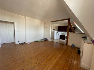 À vendre à Thionville, à proximité immédiate de la gare, bel appartement de 60,77 m² comprenant deux chambres, un séjour lumineux, une cuisine, ainsi que des WC séparés. Idéalement situé, ce bien offre un cadre de vie pratique et agréable, proche des commerces, des écoles et des transports. Il conviendra parfaitement à une résidence principale comme à un investissement locatif grâce à sa configuration fonctionnelle et son emplacement recherché. Pour connaître les risques naturels, miniers et technologiques liés à ce bien, veuillez consulter le site officiel georisques.gouv.fr.