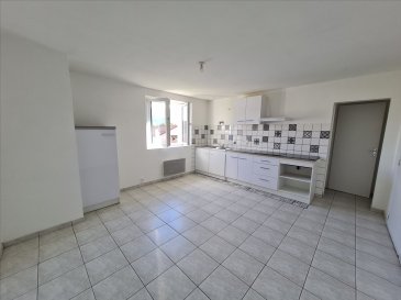 BEL APPARTEMENT DE TYPE F2, proche centre avec terrain, place de stationnement et cave comp: entrée, cuisine équipée ouvert sur séjour, une chambre avec cellier, salle de bain et wc. 