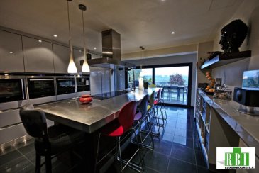 JUNGLINSTER - dans une localité en plein développement avec son lycée et tous commerces, grande maison d\'habitation  avec beaucoup de charme, environ 320m2 nets ( 475m2 bruts) dans une situation exceptionnelle et calme (rue sans issue) et bien exposée avec vue dégagée sur la campagne, comprenant un bureau de 54m2 avec branchements et réseau informatique, pouvant être ainsi être intéressant pour des personnes exerçant une profession libérale également,  salon de 48m2,  excellente cuisine complètement équipée et séparée de 28m2, belle terrasse de 38m2, gardes-corps en inox, 4-5 chambres à coucher dont 3 grandes, 2 sdb, WC séparé, aspirateur central, balcon de 8m2 au premier étage, chauffage au \