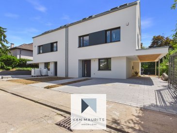 Située dans la commune de Mensdorf, cette maison nouvelle construction de 2026 en cours d'achèvement, séduit par ses volumes généreux, ses prestations modernes et son excellente performance énergétique A+. Cette maison construction en bois massif donne un climat d'habitation très agréable, sans humidité résiduelle. Édifiée sur un terrain de 3,51 ares, elle offre une surface totale d'environ 219 m², dont ± 215 m² habitables, dans un environnement calme et agréable.
.
Le bien se compose comme suit :
Au rez-de-chaussée, la maison s'ouvre sur un hall d'entrée d'environ 5 m² avec un vestiaire de ± 2 m² (armoires sur mesure), qui dessert un séjour/salle à manger/salon de ± 48 m² avec une cuisine équipée/aménagée de ± 8 m² et donnant accès au jardin avec sa terrasse de ±30 m². Ce niveau comprend également un wc séparé de ± 1,5 m² ainsi qu'un local technique de ± 3 m².
.
Au 1ier étage la cage d'escalier donne sur un palier de nuit desservant une mezzanine/bureau de ± 10 m² ouvert sur le séjour, une chambre de ± 13 m², ainsi qu'une suite parentale de ± 23 m² avec dressing (± 9 m²) et une salle de bain séparée de ± 11 m² (baignoire, douche, meuble double vasque, miroir, wc).
Au 2ième étage la cage d'escalier donne sur un palier de nuit desservant 2 chambres de ± 22 m², une salle de douche de ± 9 m² (douche, meuble double vasque, miroir, wc) ainsi qu'une buanderie de ± 13 m².
.
Un jardin de ± 40 m² avec un abri de jardin (± 6 m²) et une terrasse de ± 30 m², un Carport 1 voiture avec borne de recharge électrique ainsi que 2 emplacements de parking devant la maison complètent l'offre.
.
Détails complémentaires :
?	Sols en carrelage et parquet
?	Revêtements muraux peints
?	Fenêtres en PVC avec triple vitrage, volets électriques
?	Installation photovoltaïque
?	Borne de charge pour VE
?	Système d'alarme
?	Pompe à chaleur pour chauffage et eau chaude, réversible pour refroidissement en été
?	Ventilation double flux (VMC)
?	Fibre optique
?	Spots encastrés
?	Cuisine équipée, four, micro-ondes, réfrigérateur, congélateur, hotte aspirante et nombreux rangements
?	Passeport énergétique A+
.
La maison bénéficie d'une situation privilégiée avec un accès rapide aux transports en commun, aux axes autoroutiers, aux commerces, écoles et crèches. De nombreuses infrastructures de loisirs se trouvent également à proximité : golf, piscine, aires de jeux, restaurants ainsi que l'aéroport.
.
Location :
-	Disponible Septembre 2026
-	Loyer : EUR 4.200,- / mois
-	Charges : EUR 300,- / mois
o	Location avec un forfait mensuel pour les frais d'électricité (chauffage, eau chaude, consommation appareils ménagers), contrat entretien installations techniques
o	Non-inclus électricité borne de charge VE, eau froide, poubelles, assurances, etc.) 
-	Contrat 3 ans, après reconductible année par année
-	Garantie bancaire 2 mois de loyer : EUR 8.400,-
-	Commission agence 1 mois de loyer + TVA (17%) (partagé 50/50 entre locataire et bailleur)
-	Animaux domestique PAS accepté
.
Pour tout renseignement complémentaire ou pour organiser une visite, veuillez contacter
Achille De Villers
e-mail achille@vanmaurits.lu
Tel. +352 / 621 10 80 10