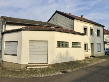 ****    SOUS-COMPROMIS    ****
RE/MAX, spécialiste de l'immobilier à Perl-Besch, vous propose en exclusivité une maison de village sur un terrain de 1,71 ares. Elle dispose d'une superficie habitable d'environ 148 m² pour 213 m² au total, elle se compose de la manière suivante :

Au Rez-de-Chaussée :

- Un hall d'entrée de 9 m² environ,
- Un grand salon de 31 m² environ,
- Un grand séjour de 13,50 m² environ,
- Une cuisine équipée de 13 m² environ, 
- Un WC séparé
- 1 chambre à coucher ou bureau, de 10 m² environ,
- Une pièce pouvant servir de salle de jeux ou autre de 12,50 m² environ.

Au premier étage :

- Un hall de nuit
- Une chambre à coucher de 13 m² environ attenant à une pièce (dressing) de 13 m² environ,
- Une chambre à coucher de 13 m² environ,
- Une salle de douche avec WC,
- Une buanderie avec coin repassage

Au dernier étage, vous trouverez un grand grenier d'environ 51 m² à aménager,
Au sous-sol, vous trouverez une cave et un local technique.

Toiture et charpente en bon état.
Façade en bon état.
Fenêtres à double vitrage dans toutes les pièces habitables.
Chauffage au mazout
Dalles en béton.

Quelques travaux d'amélioration à prévoir.

Disponibilité immédiate.

CONTACT : MICHAEL CHARLON au 621 612 887 ou par Mail : michael.charlon@remax.lu
Ref agence :5095820