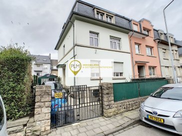 PLM Immobiliere vous propose un immeuble de rapport composé actuellement de 3 appartements.
Bâtiment 3 façades avec garage en zone d'habitation 2.
Autorisé pour faire des chambres à louer. Minimum 7 chambres
Prime situation : Idéalement placé dans une rue calme à proximité des arrêts de bus, gare et de l'arrêt du nouveau tram.
Proche de la gare et du nouveau quartier de la Cloche d'or.
Possibilité d'extension du bâtiment, travaux de rafraîchissement à prévoir.
Idéal investissement - rendement garanti
Pour davantage de renseignements et visites, veuillez contacter 
Pierre-Laurent Morimont au 691.210.784.
