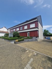 APPARTEMENT 3 CHAMBRES A VENDRE A MAMER.<br><br>Ce magnifique appartement triplex avec 3 chambres, 2 sdb et une place de parking intérieure est idéalement situé à proximité de parc du Mamer, de l\'école européenne Lux II, des commerces et des restaurants.<br><br>Cette résidence de 2008 se trouve dans un environnement paisible et verdoyant avec un arrêt de bus en face de l\'immeuble, gare (750m) et autoroute l\'autoroute (1,6 km) à proximité. D\'une spacieuse surface habitable de 113 m² (96 m² 18 m² de combles aménagés), cet appartement vous offre les caractéristiques suivantes : <br><br>REZ-DE-CHAUSSÉE: Hall d\'entrée avec vestiaire <br><br>1er ETAGE de 35 m² : Séjour lumineux avec nouvelle cuisine ouverte et entièrement équipée (rénovée en 2019) Balcon de 12 m² avec une vue imprenable <br><br>2ème ETAGE de 61 m² : Chambre parentale avec dressing, salle de douche et WC 2ème grande chambre 2ème salle de douche avec WC <br><br>Grenier de 18 m² : 3ème chambre avec garde-robe intégrée sur mesure <br><br>Ce bien est complété par : Un garage intérieur de 15 m² Une cave privée Un jardin extérieur en copropriété de 570 m² Une buanderie et un local vélo commun.<br><br>Pour plus de renseignements ou une visite veuillez nous contacter au 691 850 805.<br><br>Proposition de crédit/financement à taux compétitif d\'une banque luxembourgeoise incluse dans nos services gratuit