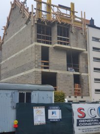 *** SOUS COMPROMIS *** SOUS COMPROMIS *** SOUS COMPROMIS ***
Situé dans une rue calme à Gasperich, au 3ème et 4ème étage (ascenseur) d'un petit immeuble résidentiel en construction, ce duplex d'une superficie de ± 118 m² se composera comme suit :
 
Au 3ème étage, le hall d'entrée ± 7 m² avec wc séparé ± 2 m² dessert le séjour ± 39 m² avec accès au balcon ± 6 m² orienté nord et la cuisine équipée ± 15 m².
 
Au 4ème étage, un palier ± 4 m² dessert trois chambres de ± 13, 14 et 15 m² avec placards intégrés, une salle de bain ± 4 m² et une salle de douche ± 5 m².
 
Au rez-de-chaussée, un garage pour une voiture ± 16 m² ainsi qu'un emplacement de parking devant le garage ± 16 m² complètent l'offre.
 
 
Généralités:
 
Disponibilité: fin des travaux - 2020
Situation idéale :
- Large offre de transports en commun depuis et vers la ville (bus, futur tram)
- Ban de Gasperich : Lycée Vauban, écoles, centre commercial, grand parc arboré, accès autoroutiers.