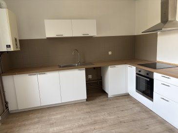 Bel appartement F3 proche gare .  F3 Situé dans une petite copropriété à 5 min de la gare et proche toutes commodités - 1, Avenue Camille Cavallier 54700 PONT A MOUSSON comprenant :
 Entrée, cuisine équipée ouverte sur pièce de vie, 2 chambres, SDB, WC, cave, parcelle de jardin à l'arrière
 Chauffage individuel gaz - 61,76 m2
 Libre à la location 
 Les informations sur les risques auxquels ce bien est exposé sont disponibles sur le site Géorisques : www.georisques.gouv.fr