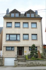 HELLO HOUSE vous propose: une vaste et belle maison bourgeoise lumineuse comprenant un garage pour deux véhicules (50m2) et un grand jardin arboré.
Elle possède deux entrées distinctes: l'une accédant à la maison familiale, l'autre à une entité comportant, un hall, une salle d'acceuil, WC, deux cabinets de consultation, dont un avec accès sur terrasse. Pouvant servir à différentes activités de profession libérale. Ou encore comme habitation pour une personne voulant rester à proximié de la famille.
La maison est équipée d'un système d'alarme perfomant et d'une porte blindée. 

La maison se compose comme suit:
Rez-de-chaussée:
Un hall d'entrée
1ère étage:
Un hall éclairé, une salle de douche, un grand living (50m2) avec accès sur balcon (20m2) et jardin, une cuisine équipée.
2ème étage:
Un hall de nuit, 3 chambres à coucher, un bureau et une salle de bain.
Le troisième étage est partiellement mansardé, sous la forme d'un grand appartement harmonieux climatisé, une belle cheminée, 2 balcons.
Une salle de bain + Sauna. 
Sous-sol:
Une cave à vin climatisée, un local comprenant la chaudière au gaz + boiler, une autre cave et un garage pour deux voitures avec accès à l'arrière.
Extérieur:
Nombreuses possibilités de parking.
P.S. Le revétement de sol se compose de marbre, de carrelage et de bois authentique.