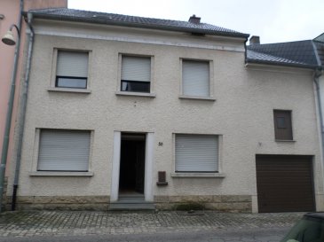 LUXPROIMMO vous propose cette charmante maison de village à vendre à Mertert, située au calme dans une rue à trafic modéré et disposée comme suit:

Sous-sol: Cave voûtée;

Rez-de-chaussée: Hall d’accueil, wc séparé, salle de bains, cuisine équipée, salon et salle à manger. Surface approximative 68m².
Garage/Grange/Atelier sur 2 niveaux avec coin chaufferie. Surface approximative 57m².

1 étage: Palier, cuisine indépendante, salle de bains et 2 chambres à coucher. Surface approximative 68m².

Combles: Espace mansardé avec poutres apparentes et chape lisse au sol. Surface approximative 45m².

A l'arrière: Terrasse et jardin orientés Sud/Est avec vue sur la Moselle

Fenêtres en pvc double vitrage

Rénovations à prévoir.   