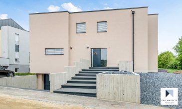 Située dans une rue calme à Moutfort, cette maison moderne 4 façades sise sur un terrain de 8a 56ca, dispose d'une surface habitable de ± 230 m² pour une surface totale de ± 346 m². Elle se compose comme suit :

Au rez-de-chaussée, l'entrée ± 11 m² avec wc séparé et vestiaire aménagé dessert un séjour ± 51 m² avec accès à la terrasse ± 50 m² orientée est, un bureau/chambre ± 17 m² et une cuisine équipée ± 25 m² séparée du séjour par une porte coulissante en verre.

Au 1er étage, le couloir ± 11 m² et sa galerie avec vue sur le rez-de-chaussée dessert quatre chambres de ± 17, 18, 18 et 18 m² dont une en suite parentale avec dressing ± 8 m² et salle de bain ± 12 m² (baignoire, douche italienne, 2 lavabos, wc, bidet) et deux salles de douche (douche, vasque et wc) de ± 6 et 7 m² auprès de chaque chambre enfants.

Au sous-sol, un hall ± 7 m² dessert un studio ± 22 m² (au pair, ...) comprenant une cuisine avec sortie sur terrasse privative ± 13 m², une salle de douche ± 5 m², un local spa ± 8 m² avec jacuzzi, un local technique ± 7 m², une cave ± 11 m² et un garage double ± 45 m².

Le jardin, sans vis-à-vis, est clôturé par une haie.

La maison est vendue meubles inclus
 

Généralités :

- Triple vitrage, châssis pvc, stores électriques ;
- Chauffage gaz ;
- Internet haut débit ;
- Adoucisseur d’eau ;
- Alarme ;
- Panneaux solaires sur le toit ;
- Emplacement sauna/jacuzzi, salle de sport ;
- Passeport énergétique: A-A.