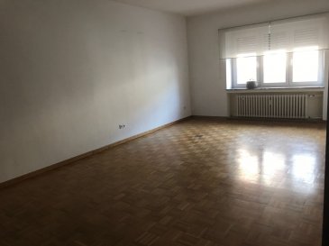 Tempocasa Strassen vous propose ce bel appartement situé dans une petite copropriété en plein coeur de Esch.
Il se compose d'une cuisine indépendante avec accès balcon, deux chambre à coucher, une salle de bain, un grand living .
L'appartement dispose d'une cave privative.
Pour plus d'informations contactez nous
Ref agence :157