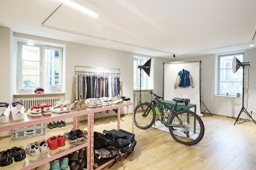 Découvrez cette magnifique propriété commerciale à louer située au cœur de la ville de Luxembourg, dans le quartier prisé de Centre ville. Proposée par myestate, cette opportunité est idéale pour les entreprises en quête d'un espace stratégique et fonctionnel.

Détails de la propriété: Ce local de vente au détail offre une surface généreuse de 60 m². Construit en 2024, il est doté d'une cuisine équipée mais non meublée, d'une toilette, et comprend des installations modernes telles qu'une fibre optique pour une connexion internet fluide. Ce lieu est sécurisé avec un système d'alarme, un accès sécurisé et des caméras de surveillance, fournissant une tranquillité d'esprit pour vous et vos clients. En termes de performance énergétique, l'immeuble est classé E, garantissant une gestion efficace de l'énergie. De plus, avec un chauffage au gaz, ce local est à la fois pratique et confortable pour vos activités professionnelles.

Équipements à proximité: Situé à Luxembourg, dans le quartier dynamique de Rue du Nord, cette propriété est entourée d'une atmosphère vibrante. Le quartier bénéficie de nombreuses facilités éducatives, commerciales et gastronomiques. Les espaces verts et options de loisir sont facilement accessibles pour des moments de détente, tandis que des infrastructures de santé modernes vous offrent leurs services. Le quartier est bien desservi par un réseau de transport public, vous permettant de vous déplacer aisément dans toute la ville.

Ne manquez pas cette chance unique! Planifiez votre visite dès maintenant en nous contactant via le formulaire de contact ou par téléphone.