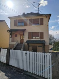 MAISON INDIVIDUELLE A KUNTZIG. Maison individuelle de 88 m² sur 10 ares composée d'un entrée d'une cuisine équipée neuve ouverte sur la salle à manger, d'un séjour, d'un WC séparé et à l'étage de 3 chambres et d'une SDB avec vasque, douche et WC
La maison dispose d'un sous-sol complet avec caves et cellier avec accès à l'extérieur, d'une terrasse couverte de 20 m² et d'une dépendance de 16 m²
DV PVC et chauffage au gaz
DPE F et F et audit énergétique en cours
Maison récemment rénovée, il n'y a pas de gros travaux à prévoir mais quelques finitions à effectuer
 Stéphanie COSENZA (EI) Agent Commercial - Numéro RSAC :  - .