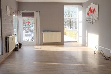 MOUTFORT, Bureaux à vendre de 60m2 rénovés, libres de toute occupation, situés au RDC de la rue de Remich, et comprenant : bureaux avec vitrine, local pour kitchenette, WC, terrasse de 17 m2, deux emplacement de parking à l'extérieur, libre à l'acte.
Idéal pour profession libérale comme assureur, comptable, agence etc. 
Contact et visites : Rosalba MAITRE, téléphone 691 550 189
