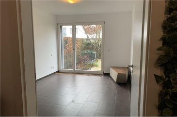 Veuillez contacter Mathieu Bossennec pour de plus amples informations :
- T : 661 521 730
- E : mathieu.bossennec@remax.lu

REMAX, Spécialiste de l'immobilier à Luxembourg-Cessange, vous propose ce magnifique local, dans le quartier de Luxembourg-Cessange.

Dans une résidence récente, directement au RDC, nous vous proposons un local de 12 m², avec accès au jardin. En plus de sa superficie, le local dispose également d'une salle d'attente spacieuse et d'un accès aux toilettes. 
Uniquement pour de la médecine douce. Disponible du lundi au vendredi.

La résidence, aussi belle que stratégique, dispose d'un arrêt de bus à proximité et biens d'autres commodités.
Le local, étant déjà très récent, a été remis parfaitement à neuf, avec une luminosité exceptionnelle.
De plus, la facilité pour se garer avec les parkings à proximité fait également partie des points forts.

Disponibilité immédiate. 

Dans le prix, toutes les charges sont comprises, électricité, chauffage, eau, Internet, femme de charge, etc.

Pour toutes informations supplémentaires, n'hésitez pas à nous contacter.


Frais d’agence RE/MAX : 125 % du montant du loyer à la charge du locataire + TVA