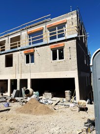 Gros oeuvre fermé réalisé, livraison clés en main prévue fin septembre 2026.

Nous vous présentons ce superbe duplex de 96,90 m² situé au 7 rue Foxenhiehl à Dudelange, au sein de notre nouveau projet résidentiel AM DUERF.

Cette propriété rare offre une vue dégagée et à couper le souffle sur la vallée jusqu'à Leudelange, dans un environnement calme et verdoyant.

**Agencement - Niveau Jardin :**  
Salon : 14,95 m²  
Cuisine / Salle à manger : 25,61 m²  
Hall / Vestiaire : 6,52 m²  
WC séparé : 2,40 m²  
Stockage : 6,24 m²  
Terrasse : 22,50 m²  
Abri de jardin : 12,00 m²  
Jardin privé : 163,87 m²  

**Agencement - Rez-de-chaussée :**  
Chambre : 12,00 m²  
Dressing : 9,02 m²  
Salle de bain : 4,58 m²  
Hall d'entrée : 7,84 m²  
Garage privé + place devant le garage (prix : 25 000 €)  

**Caractéristiques Techniques :**  
Classe énergétique A-B  
Triple vitrage  
Chauffage par le sol avec isolation entre dalles  
Façade isolante  
Toit plat isolé  

**Finitions de Qualité :**  
Carrelages Mirage  
Portes intérieures HÖRMANN  
Fenêtres à triple vitrage  
Peinture intérieure soigneusement sélectionnée par l'acheteur  

**Garantie :**  
Garantie de deux ans et de dix ans fournie par Le Foyer Assurances  

**À propos de KVAADRAT :**  

KVAADRAT est un promoteur immobilier basé au Luxembourg, reconnu pour son engagement envers la qualité, le respect des délais et la réalisation de projets à taille humaine. Nous sommes fiers d'offrir des propriétés fonctionnelles, durables et esthétiques parfaitement intégrées dans leur environnement.