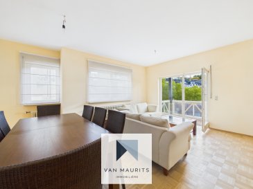 Situé à 5 min. des institutions européennes, au 3b, rue de Kirchberg à Luxembourg-ville (3B, rue de Kirchberg), dans une résidence de 1994, cet appartement traversant dispose d'une surface cadastrale de ± 93 m². Il se compose comme suit :

Au 1er étage : un hall d'entrée de ± 11 m² avec une armoire encastrée dessert un bel espace de vie composé d'un salon de ± 25 m² (prolongé par un balcon avec une vue panoramique et orienté au sud); une cuisine séparée de ± 11 m² au total ; deux chambres de ± 13 et 14 m²; une salle de bain de ± 6 m² (baignoire, lavabo, wc, emplacement pour la machine à laver) et un wc de ± 2 m².

Un emplacement intérieur pour une voiture et une cave privative complètent l'offre.

Détails complémentaires :

· Orientation sud ;
· Vue dégagée sur toute la valée;
· Parquet au sol ;
· Double vitrage en bois avec volets manuels ;
· Fibre optique ;
· Chaudière à gaz ;
· Classe énergétique F-F ;
· Belles balades dans la nature environnante ;
· Situation recherchée, quartier résidentiel calme à 5 min. des institutions européennes ;
· À quelques minutes en voiture du centre-ville de Luxembourg ;
· Gare de Dommeldange à 10 min. à pied et bus à 2 min. à pied ;
· Commerces (Auchan) et services à proximité ;
· Parc Laval et aires de jeux accessibles à pied ;
· Travaux de rafraîchissement à prévoir dans la cuisine.

Agent responsable : Katia Gravière au 661 33 29 82 ou katia@vanmaurits.lu

.