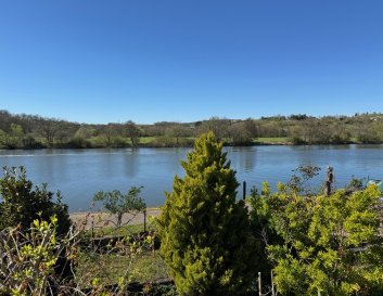 Agréable village au calme, situé à proximité immédiate du LUXEMBOURG et de l'ALLEMAGNE. 

Charmante maison Lorraine d'env 130 m2 hab à rénover, avec jardin et vue sur la moselle, offrant un fort potentiel. 

Elle se compose comme suit: 

Au Rdc: 
Un dégagement 
Une cuisine équipée indépendante avec accès direct à la terrasse 
un salon 
une salle à manger 
u e salle de bains (baignoire) 
un wc séparé 
une buanderie. 
un garage 

À l'étage: 
4 chambres 

Comble: aménageable 

Une cave 

Extérieur: 
Terrasse 
jardin avec vue sur la moselle 
une dépendance 
place de stationnement devant la maison. 

Travaux à prévoir, idéal pour un projet de rénovation ou un investissement, s'agissant d'un emplacement recherché, entre nature et axes transfrontaliers.