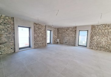 MANSO IMMO vous propose à la vente cette magnifique maison (triplex) unique avec ascenseur privatif pour les 3 étages. Dans le petit village de Filsdorf (Commune de Dalheim) cette nouvelle construction de 3 unités bientôt terminée vous offre tout confort et tranquillité.

Ce triplex/maison neuf avec entrée totalement indépendante, jardin clos de 150 m² et 213 m² habitables répartis sur 3 niveaux avec ascenseur privatif, vous offre espace, lumière, cachet? et une vraie vie de famille en toute intimité.

Situé dans une copropriété intimiste de seulement 3 logements, il sera entièrement rénové dans l'esprit moderne et vintage à la fois : pierre naturelle apparente, finitions modernes et luxueuses, volumes généreux et esprit maison de caractère.

Cette demeure rénové complétement de A à Z dans un ancien corps de ferme est unique et incroyable se compose comme suit : 

Au rez-de-chaussée on trouve un espace multifonctions avec jardin :
- Entrée privative avec ascenseur privatif
- Cuisine d'été de 22 m² donnant sur le jardin (pouvant devenir bureau, salle de jeux, salon détente?)
- Pièce de 12 m² idéale comme chambre d'amis, bureau, ou cabinet professionnel
- Accès direct à un jardin clos et privatif de 150 m²
- Stationnement privatif devant l'entrée

Au 1?? étage ont accède à un espace de vie familial et réception amis baignant de lumière grâce aux 5 fenêtres sur cet étage :
- Pièce de vie (Séjour - salle à manger - cuisine ouverte) de 65 m²
Espace lumineux avec grandes ouvertures et ambiance chaleureuse
Finitions prévues : murs en pierre apparente, carrelage grand format, cuisine équipée avec des électroménagers de marque premium
- WC séparé
- Buanderie / cellier 

Au niveau supérieur et dernier étage de cette magnifique demeure :
- 3 à 4 chambres avec surfaces généreuses sous toiture
- Salle de bain complète
- Hall de nuit spacieux 

Une place de parking extérieur incluse, avec la possibilité d'ajouter un stationnement supplémentaire ou un garage. En commun un local vélos, local poubelle et local technique / chaufferie.

Livraison estimée : fin 2026 ou à convenir

Un bien rare pour un mode de vie privilégié, Que vous soyez en quête d'espace, de confort, d'un environnement familial ou d'un lieu mixte pour vivre et exercer une activité professionnel, ce triplex/maison a tout d'une maison de rêve? avec les avantages du neuf.

Vente en état futur d'achèvement (VEFA)

À proximité directe de Mondorf-les-Bains, Remich et Bettembourg, cet appartement profite d'un cadre résidentiel calme, tout en restant bien connecté aux principaux axes routiers du sud du Luxembourg et de toutes commodités.

Toutes les indications sont basées exclusivement sur les informations mises à notre disposition par nos clients. Nous n'assumons aucune garantie quant à l'exactitude et l'actualité de ces indications.

Les prix affichés s'entendent frais d'agence inclus de 3% + 17%TVA. Les honoraires d'agence sont à charge des vendeurs.

Pour plus d'informations, photos ou convenir d'un rendez-vous, vous pouvez nous contacter au :
+352 24 51 33 79 info@mansoimmo.lu

MANSO IMMO bietet Ihnen dieses wunderschöne, einzigartige Haus (Triplex) mit privatem Aufzug für alle 3 Etagen zum Verkauf an. In dem kleinen Dorf Filsdorf (Gemeinde Dalheim) bietet Ihnen dieser Neubau mit 3 Einheiten, der bald fertiggestellt wird, allen Komfort und Ruhe.

Dieses neue Dreifamilienhaus mit völlig separatem Eingang, einem eingezäunten Garten von 150 m² und einer Wohnfläche von 213 m² auf 3 Etagen mit privatem Aufzug bietet Ihnen Raum, Licht, Charakter... und ein echtes Familienleben in absoluter Privatsphäre.

Es befindet sich in einem intimen Miteigentum von nur 3 Wohneinheiten und wird komplett im modernen und zugleich Vintage-Stil renoviert: sichtbarer Naturstein, moderne und luxuriöse Oberflächen, großzügige Volumen und der Geist eines Hauses mit Charakter.

Dieses von A bis Z komplett renovierte Haus in einem ehemaligen Bauernhaus ist einzigartig und unglaublich und setzt sich wie folgt zusammen: 

Im Erdgeschoss befindet sich ein Multifunktionsraum mit Garten:
- Privater Eingang mit privatem Aufzug
- Sommerküche von 22 m² mit Blick auf den Garten (kann als Büro, Spielzimmer, Entspannungsraum... genutzt werden).
- 12 m² großer Raum, der sich ideal als Gästezimmer, Büro oder professionelle Praxis eignet.
- Direkter Zugang zu einem geschlossenen und privaten Garten von 150 m².
- Privatparkplatz vor dem Eingang

Auf der 1?? Etage gelangt man in einen Wohnbereich für Familie und Freunde, der dank der 5 Fenster auf dieser Etage lichtdurchflutet ist:
- Wohnraum (Wohnzimmer - Esszimmer - offene Küche) von 65 m².
Heller Raum mit großen Öffnungen und gemütlicher Atmosphäre.
Geplante Ausführungen: sichtbare Steinwände, großformatige Fliesen, Einbauküche mit Premium-Markengeräten.
- Separates WC
- Waschküche / Abstellraum 

Auf der oberen und obersten Etage dieses herrlichen Anwesens :
- 3 bis 4 Schlafzimmer mit großzügigen Flächen unter dem Dach.
- Vollständiges Badezimmer
- Geräumige Nachthalle 

Ein Außenparkplatz inklusive, mit der Möglichkeit, einen weiteren Parkplatz oder eine Garage hinzuzufügen. Zur gemeinsamen Nutzung ein Fahrradraum, Müllraum und Technik-/Heizraum.

Geschätzte Fertigstellung: Ende 2026 oder nach Vereinbarung

Ein seltenes Objekt für einen privilegierten Lebensstil. Ob Sie nun auf der Suche nach Platz, Komfort, einer familiären Umgebung oder einem gemischten Ort zum Leben und Ausüben einer beruflichen Tätigkeit sind, dieses Triplex/Haus hat alles, was ein Traumhaus braucht... mit den Vorteilen eines Neubaus.

Verkauf im zukünftigen Zustand der Fertigstellung (VEFA)

In direkter Nähe zu Mondorf-les-Bains, Remich und Bettemburg genießt diese Wohnung eine ruhige Wohnlage, ist aber dennoch gut an die Hauptverkehrsachsen im Süden Luxemburgs und an alle Annehmlichkeiten angebunden.

Alle Angaben basieren ausschließlich auf den Informationen, die uns von unseren Kunden zur Verfügung gestellt wurden. Wir übernehmen keine Gewähr für die Richtigkeit und Aktualität dieser Angaben.

Die angezeigten Preise verstehen sich inklusive Maklergebühren von 3% + 17%MwSt. Die Maklergebühren sind von den Verkäufern zu tragen.

Für weitere Informationen, Fotos oder um einen Termin zu vereinbaren, können Sie uns kontaktieren unter :
+352 24 51 33 79 info@mansoimmo.lu

MANSO IMMO offers you this magnificent and unique house (triplex) with private elevator for the 3 floors. In the small village of Filsdorf (Municipality of Dalheim), this new 3-unit building, soon to be completed, offers you comfort and tranquility.

This new triplex/house with its own entrance, 150 m² enclosed garden and 213 m² of living space on 3 levels with private elevator, offers you space, light, character... and real family life in complete privacy.

Located in an intimate condominium of just 3 units, it will be entirely renovated in a modern, vintage style: exposed natural stone, modern, luxurious finishes, generous volumes and a house of character.

This one-of-a-kind residence, completely renovated from A to Z in a former farmhouse, is composed as follows: 

First floor: multifunctional space with garden:
- Private entrance with private elevator
- 22 m² summer kitchen opening onto the garden (can be used as office, playroom, relaxation room...)
- 12 m² room ideal for guest room, office or professional practice
- Direct access to an enclosed, private 150 m² garden
- Private parking in front of the entrance

On the 1?? floor, access to a family living space and guest reception area bathed in light thanks to the 5 windows on this floor:
- 65 m² living room (living room - dining room - open kitchen)
Bright space with large windows and warm atmosphere
Planned finishes: exposed stone walls, large-format tiling, kitchen equipped with premium-brand appliances
- Separate WC
- Laundry/storeroom 

On the top floor of this magnificent residence:
- 3 to 4 bedrooms with generous roof space
- Full bathroom
- Spacious night hall 

One outdoor parking space included, with the possibility of adding additional parking or a garage. Shared bike room, garbage room and boiler room.

Estimated delivery: end 2026 or to be agreed

A rare property for a privileged lifestyle. Whether you're looking for space, comfort, a family environment or a mixed living and working space, this triplex/home has all the advantages of a dream home... with all the benefits of new construction.

Sale before completion (VEFA)

Close to Mondorf-les-Bains, Remich and Bettembourg, this apartment enjoys a quiet residential setting, while remaining well connected to the main roads of southern Luxembourg and all amenities.

All information is based exclusively on information provided by our customers. We accept no liability for the accuracy or up-to-dateness of the information provided.

Prices shown include 3% agency fee + 17% VAT. Agency fees are payable by the seller.

For further information, photos or to arrange an appointment, please contact us on :
+352 24 51 33 79 info@mansoimmo.lu
