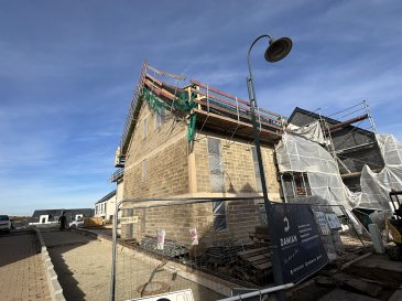 A situation exceptionnelle, Projet exceptionnel ! En COURS DE CONSTRUCTION ET DISPONIBLE AU 01/09/2026, superbe maison neuve (Lot 1), de +/- 220 m² dont +/- 149 m² habitables sur +/- 2 ares de terrain privatif, comprenant :

- Hall d'accueil.
- Living et salle à manger avec accès de plain-pied à la terrasse de +/- 16 m².
- Cuisine non équipée ouverte ou fermée sur salle à manger.
- 4 chambres à coucher au 1er étage.
- 2 Salles de bains.
- 2 WC séparés.
- Bureau.
- Buanderie / local technique.
- 2 GARAGES INTERIEURS.

Classe énergétique AB : chaudière pompe à chaleur avec chauffage par le sol, fenêtres en triple vitrage et volets électriques, VMC, peinture intérieure incluse.

VISITE DE LA MAISON POSSIBLE SUR RENDEZ-VOUS

Une invitation unique au Bien-Vivre dans un cadre verdoyant... Ce nouveau lotissement s'intègre harmonieusement au village et à son environnement résidentiel. Toutes les commodités à disposition : écoles, commerces, transports publics, structures de santé & bien-être, loisirs et sports... Le projet d'architecture idéalement situé, dans un quartier résidentiel calme, comprendra 5 maisons de grand standing, 3 appartements et 1 duplex de type « loft ».

Le maître d'ouvrage a opté pour des constructions contemporaines, privilégiant un habitat confortable, comprenant des grandes pièces de vie ouvertes vers l'extérieur par de larges baies vitrées.

Nos 5 maisons ont été réalisées dans un souci de confort et de bien-être. À la fois élégantes et fonctionnelles, elles proposent de beaux espaces en intérieur et de vastes jardins, vous invitant à la détente en extérieur. Profitez d'un déjeuner en famille sur la terrasse ou d'un bain de soleil devient réalité !

Fais d'acte notarié applicable sur le montant de la quote-part terrain.

Le prix s'entend TTC 3% et ne sera pas révisé en cas d'indexation !