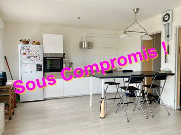 ROMBAS - Appartement 3 pièces de 65.73 m2. Il est peut être trop tard pour ce bien sous compromis de vente, mais n'hésitez pas à nous contacter directement pour nous faire part de votre projet immobilier !
Au centre ville, dans une résidence avec ascenseur et parfaitement entretenue, au 4ème et dernier étage, venez découvrir cet appartement de type F3 d'une surface habitable de 65.73m2. L'entrée avec rangements dessert un séjour avec cuisine ouverte de 26m2. L'espace nuit est composé de 2 chambres, une salle d'eau rénovée et un wc séparé. Sont également vendues avec l'appartement, en rez-de-chaussée, 2 caves saines et au sous-sol, 2 places de parking privatives et sécurisées.
Les fenêtres sont en double vitrage PVC avec volets roulants, le chauffage est collectif  avec répartiteurs individuels (réseau urbain qui date de 2021).
Copropriété de 50 lots (Pas de procédure en cours).
Charges annuelles : 1717.00 euros.