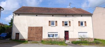 À VENDRE – Maison de village à fort potentiel avec grange et dépendances.
VILLING (57500) – À proximité immédiate de la frontière allemande, au prix de 119 000 € (Honoraires d'agence à la charge du vendeur). Surface habitable : 201,66 m² Terrain : 43,69 ares (4 369 m²)
Idéal investisseurs, artisans ou passionnés de grands projets : découvrez cette grande maison de village de plus de 200 m² habitables. Disposant d'un volume d'annexes considérable et d'un vaste terrain de 43 ares. Elle offre de nombreuses possibilités de configuration et d'aménagement sur un secteur frontalier très recherché.
Cette bâtisse traditionnelle offre de beaux volumes ainsi qu'une structure saine permettant d'envisager une rénovation complète et personnalisée (création d'une grande maison familiale ou division en plusieurs logements). L’on y trouve :
Au rez-de-chaussée :
•	Une entrée.
•	Deux grandes pièces de vie (salon et pièce à vivre avec coin cuisine).
•	Une chambre.
•	Une salle d'eau avec WC.
•	Des espaces sanitaires à conforter et à réagencer.
À l'étage :
•	Une cuisine partiellement aménagée.
•	Deux très grandes chambres.
•	Des espaces sanitaires à conforter.
•	Un accès direct à des combles sur dalles béton, exploitables pour étendre la surface habitable ou créer des volumes de stockage supplémentaires.
Dépendances & Extérieurs
•	Grande grange attenante en façade, offrant un espace de garage, d'atelier ou de stockage volumineux.
•	Dépendances attenantes à l'arrière de la maison.
•	Un garage individuel séparé dans la cour.
•	Le terrain : Il est d’une surface exceptionnelle de 43,69 ares. Actuellement en grande partie en friches, cet espace extérieur offre un vrai potentiel d'aménagement (grand jardin, potager, espace pour animaux ou projet de division foncière).
Les points forts
•	Surface habitable généreuse : 201,66 m² avec possibilité d'extension dans les combles.
•	Situation géographique : Proximité immédiate et stratégique de la frontière.
•	Grand terrain : Plus de 43 ares en milieu de village.
Travaux de rénovation et de modernisation à prévoir sur l'ensemble du bien (isolation, sanitaires, électricité, rafraîchissement général).
CONTACT : Pour toute question ou pour planifier une visite sur place, contactez notre commercial M. Gérard STOULIG – EI – au : 06 03 40 33 55 – agenceabel@gmail.com
WIR SPRECHEN DEUTSCH !