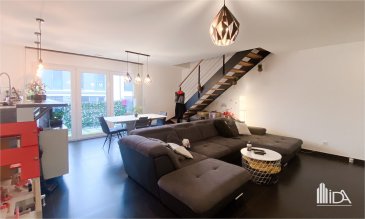 En vente, Immobilière de l'Attert vous présente ce beau duplex 4 chambres situé à Redange-sur-Attert, dans la vallée de l'Attert, à l'Ouest du Luxembourg et proche de la frontière belge.<br><br>Le duplex d'une surface totale habitable d'environ 133,77m2 est situé au 2ème et 3ème étage de la résidence Ana d'architecture moderne construite en 2016 et bénéficiant de tout le confort et finitions qualitatives.<br><br>Ce bien exceptionnel vous offrira un lieu de vie agréable, lumineux et spacieux et vous séduira par sa situation idéale à proximité de toutes commodités mais également par son environnement calme.<br><br>Au 1er niveau, le logement se compose :<br><br>-	Un spacieux séjour/salle à manger d'environ 32m2 avec accès sur balcon de +/-5m2<br>-	Une belle cuisine équipée surélevée et lumineuse ouverte sur le séjour<br>-	Un hall de nuit (avec connexion lave et sèche-linge) menant vers les chambres<br>-	3 chambres à coucher de +/- 18m2, 11m2 et 9m2<br>-	Une salle de bains <br>-	Un WC séparé<br><br>Au 2ème et dernier niveau mansardé :<br><br>-	Un suite parentale avec espace dressing et salle de douche privative avec lavabo, wc et fenêtre<br><br>Au sous-sol, le logement dispose également d'un emplacement de parking intérieur et d'une cave de +/-9m2.<br><br>Généralités :<br><br>-	Classe énergétique AB<br>-	Construction de 2016, le duplex est en excellent état<br>-	VMC et chauffage au sol au 1er niveau<br>-	Vidéophone et parlophone<br>-	Volets électriques<br>-	Châssis PVC et fenêtres double vitrage<br>-	Disponibilité à convenir (Août 2024)<br>-	A proximité de toutes commodités (Cactus, Lycée, écoles, crèche, Reidener Schwemm, Shopping Pall Center, restaurants, parcours de randonnées, axes autoroutiers, etc)<br><br>Idéalement situé à la frontière belge, ce bien exceptionnel dispose d'un accès facile à toutes commodités dans un rayon de 10km, tout en offrant un cadre de vie confortable dans un environnement calme.<br><br>Pour plus d'informations ou pour visiter, contactez-nous au +352 23 62 90 20 ou sur immo@immoaida.lu  <br>Consultez nos biens sur www.immoaida.lu<br><br>