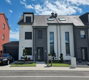 MANSO IMMO vous propose une exceptionnelle  maison de 2011 située dans un quartier calme de Belvaux à 5min de Belval Plaza. Proche de toutes commodités. Maison dans un état irréprochable et avec des matériaux et des finitions de haute qualité. 

Ce bien d'une superficie de +-150m2 se compose comme suit :

L'EXTERIEUR :
- Terrain de 2.14 ares
- Terrasse avec pergola (35m2)
- Beau jardin avec spa de nage
- Stationnement extérieur 
- Garage pour 1 voiture

AU SOUS SOL :
- Bureau/salle sport/chambre d'amis 
- Local technique
- Buanderie 

AU RDC :
- Hall d'entrée 
- Coin cuisine ouverte totalement équipée
- Salon / Séjour accès terrasse et jardin

AU PREMIER ETAGE
- Hall de nuit 
- Chambre très spacieuse
- Dressing 
- Salle de douche avec WC 

AU DEUXIEME ETAGE
- Hall de nuit 
- Énorme chambre avec coin télé / bureau (Studio)
- Salle de bain avec WC
Ce niveau pourrait être idéalement pour un adolescent afin de pouvoir disposer de ses espaces privés.

INFORMATIONS SUPLEMENTAIRES :
Type : Maison libre de 3 côtés 
Année construction : 2011
Sol : Dalles en béton
Fenêtres : triple vitrage et volets électrique
Passeport Energétique : C//C
Panneaux solaires

Les plus de cette maison, parfaite exposition solaire, état général irréprochable, proche de Belval mais surtout dans une rue sans trafic, faible en charges...

Toutes les indications sont basées exclusivement sur les informations mises à notre disposition par nos clients. Nous n'assumons aucune garantie quant à l'exactitude et l'actualité de ces indications.

Les prix affichés s'entendent frais d'agence inclus de 3% + 17%TVA. Les honoraires d'agence sont à charge des vendeurs.

Pour plus d'informations, photos ou convenir d'un rendez-vous, vous pouvez nous contacter au :
352 24 51 33 79 info@mansoimmo.lu
