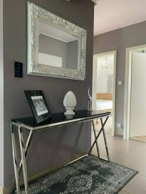 Immo Nordstrooss vous propose un magnifique appartement de +/- 111 m² avec 2 chambres, 1 bureau, un parking intérieur et un extérieur, 2 terrasses, situé à Hobscheid. <br><br>Ce lumineux appartement se compose comme suit : <br><br>- Hall d\'entrée <br>- Salon manger donnant accès sur le balcon, jouissant d\'une vue dégagée <br>- Salle à manger donnant accès sur la terrasse exposée Sud-Est <br>- Cuisine équipée ouverte <br>- 2 chambres à coucher <br>- Bureau <br>- Salle de bain avec douche, baignoire, WC et fenêtre <br>- espace buanderie <br><br>Un parking intérieur, un parking extérieur et une cave viennent compléter ce bien. <br><br>Pour plus de renseignements ou une visite même possible les samedis sous rendez vous veuillez nous contacter au 691 850 805.