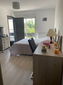 Idéalement situé aux portes de Thionville, ce bel appartement lumineux, situé au 1er étage d’une résidence récente, offre des prestations de qualité.
Vous y découvrirez une agréable terrasse de 14 m² donnant sur un spacieux salon-séjour, ouvert sur une cuisine entièrement équipée.

Il se compose également d’une chambre confortable avec une grande salle d’eau moderne et meublée.
Un hall d’entrée avec placard optimise le rangement, et des toilettes séparées avec lave-mains apportent un confort supplémentaire.

Un emplacement de parking privatif complète ce bien rare sur le secteur.

? Les informations sur les risques auxquels ce bien est exposé sont disponibles sur le site : www.georisques.gouv.fr

Procédure en cours.