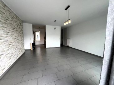 Situé au 1er étage de la résidence construite en 2014, bel appartement de +/- 72 m2 + terrasse de +/- 8 m2, comprenant :

- Hall d'accueil avec dressing.
- Salon et salle à manger avec accès terrasse.
- Cuisine équipée ouverte sur salle à manger.
- 2 grandes chambres avec dressing.
- Salle de « douche à l'italienne » avec Wc.
- Wc séparé.
- Cave privative et buanderie commune. 
- Parking intérieur pour 1 voiture.

Possibilité d'acquérir un 2ème parking intérieur au prix de 35 000 €.

La résidence a été construite en 2014, en parfait état d'entretien, elle ne nécessite ainsi que l'appartement aucun travail de rénovation.

Située dans le nouveau quartier Arboria, à proximité immédiate du centre commercial Opkorn, des écoles, de l'école internationale, arrêt de bus et CFL.

Disponible immédiatement.
Le passeport énergétique présente les lettres A/B.