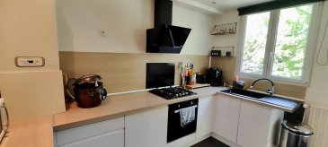 Forbach - Maison 100 m². En exclusivité chez Nord Sud Immobilier : 
Sur Forbach, dans une impasse, maison mitoyenne d'environ 100 m², construite en 1980.

Au rez-de-chaussée, vous trouverez une entrée desservant un salon, une belle cuisine équipée avec accès direct à une terrasse, ainsi qu'une salle à manger. Un WC et un cellier sont également accessibles. 

À l'étage, le bien dispose de trois chambres, d'un dressing et d'une salle de bain.

Le sous-sol comprend une pièce supplémentaire, une buanderie et un garage de 33 m².

À l'extérieur, vous profiterez d'un jardin clos avec terrasse.

Caractéristiques techniques : chauffage par chaudière gaz à condensation installée en 2020, double vitrage de 2007, DPE D.

Maison idéale pour une famille, à visiter sans tarder.

Les informations sur les risques auxquels ce bien est exposé sont disponibles sur le site Géorisques : www.georisques.gouv.fr

Contact Nord Sud immobilier à Sarreguemines, Rohrbach les bitche, Bitche et Diemeringen.