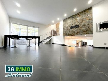 Rare et exclusif ! 3G Immo Lambermont vous propose à Mont-saint-Martin, un appartement au REZ-DE-CHAUSSEE de 119m², avec TERRASSE et TERRAIN. Le tout, sans voisin au-dessus, dans une résidence sécurisée A 3 MINUTES DES FRONTIERES !

L’appartement se compose d’un couloir d’entrée avec de nombreux rangements, d’une salle de bain (douche italienne, baignoire balnéo et WC), d’une spacieuse cuisine de 27m² ; quelques marches desservent un magnifique séjour de 31m² donnant accès à l’extérieur via une large baie vitrée (terrasse carrelée de 25m² et pelouse de 35m² sans vis à vis).
Au second niveau nous retrouvons deux chambres 9,5 et 15,1m² (cette dernière est équipée d’une armoire/penderie). Egalement accessible depuis le RDC un espace mezzanine de 12m², emplacement idéal pour un bureau, un coin détente ou une chambre d’amis.

Les volumes et l’architecture de ce bien le rendent ATYPIQUE, dans un STYLE LOFT ; sa conception ingénieuse permet de bénéficier de nombreux rangements et de n’avoir aucun espace perdu ! 

Au niveau technique, les sols du RDC sont carrelés et nous retrouvons dans l’espace nuit du parquet flottant massif au sol. Les huisseries sont en DV PVC (sauf velux DV bois pour la mezzanine), le chauffage est assuré par une chaudière individuelle au gaz de ville. Très bonne isolation : DPE :  C, estimation des couts de chauffage annuel entre 1230 et 1720€. Les frais de copropriété sont de 100€ par mois.

Copropriété sécurisée avec nombreuses places de parking dans l’enceinte, espaces verts et située à proximité immédiate des frontières et de toutes les commodités ! 

Chers confrères, je pratique l’interagence. 
Pour toutes demandes de renseignements :
Grégory 06 42 85 79 02
Depuis 2012, à vos côtés !