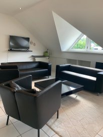 Belle appartement lumineux se situant au 3ième étage d'un immeuble sans ascenseur.                                                                                                L'appartement se compose d'une grande chambre à coucher meublé, d'une salle de bains avec baignoire, WC et lavabo, un débarras, un hall d'entrée, cuisine ouverte sur le salon meublé. 
Au r-d-ch une buanderie commune et un garage fermé ainsi que 1 emplacement extérieur.
