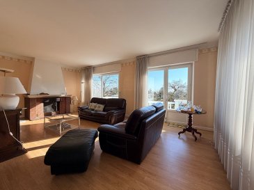 A Thionville , maison de 189 m2 sur 10 ares de terrain. A Thionville, maison élevée sur sous-sol complet comprenant notamment un double garage en enfilade, une lingerie, une salle de jeux, des caves ainsi qu'un WC indépendant. Le sous-sol est sain, propre et bien entretenu.
Le niveau principal se compose d'une entrée, d'un WC séparé, d'une cuisine indépendante pouvant être ouverte sur la salle à manger, d'un séjour avec cheminée, ouvrant sur une agréable terrasse avec accès direct au jardin. La partie nuit comprend 3 chambres, ainsi qu'une salle de bains avec douche, baignoire et WC.
A l'étage, la maison offre une grande chambre, une salle de douche avec WC, une seconde chambre avec sa propre douche, ainsi qu'un grenier.
Les informations sur les risques auxquels ce bien est exposé sont disponibles sur le site Géorisques : www.georisques.gouv.fr » 

Premier contact par message, visites sur rendez-vous.
- Karine Karas : 06 08 31 19 87 
- Katia Moriceau : 06 75 66 99 25 (2.50 % d'honoraires TTC à la charge de l'acquéreur.)