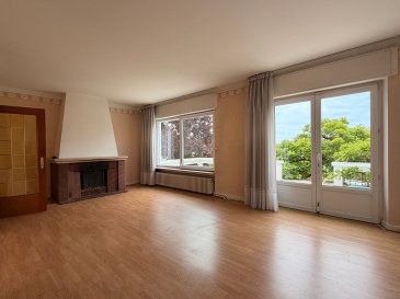 A Thionville , maison de 189 m2 sur 10 ares de terrain. A Thionville, maison individuelle de 189 m2 sur 10 ares de terrain.
Elle se compose d'une entrée, d'un WC séparé, d'une cuisine indépendante pouvant être ouverte sur la salle à manger, d'un séjour avec cheminée, ouvrant sur une agréable terrasse avec accès direct au jardin. La partie nuit en plein pied comprend 3 chambres, ainsi qu'une salle de bains avec douche, baignoire et WC.
A l'étage, la maison offre une grande chambre, une salle de douche avec WC, une seconde chambre avec sa propre douche, ainsi qu'un grenier.
Sous-sol complet comprenant notamment un double garage en enfilade, une lingerie, une salle de jeux, des caves ainsi qu'un WC indépendant. Le sous-sol est sain, propre et bien entretenu.
Les informations sur les risques auxquels ce bien est exposé sont disponibles sur le site Géorisques : www.georisques.gouv.fr » 
Premier contact par message, visites sur rendez-vous.
- Karine Karas : 06 08 31 19 87 
- Katia Moriceau : 06 75 66 99 25 (2.50 % d'honoraires TTC à la charge de l'acquéreur.)