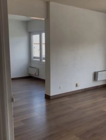 Centre ville/Saint Maur.
Bel appartement de plus de 83 m2,  composé d'une entrée, d'un séjour double, d'une cuisine équipée ouverte sur le balcon/loggia, de 2 grandes chambres, d'un couloir dressing, et d'une salle de douche. Double vitrageCe bien situé à proximité de toutes les commodités ( transports, commerces, écoles, loisirs, promenades et espaces verts ) bénéficie également d'une cave  et d'un parking. station vélos, bus, tram, Gares et axes de proximités, proche du Vieux Lille et des Bords de Deûle.
Exclusivité Barbara Immobilier