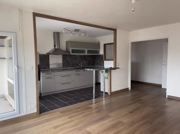 Centre ville/Saint Maur.
Bel appartement de plus de 83 m2,  composé d'une entrée, d'un séjour double, d'une cuisine équipée ouverte sur le balcon/loggia, de 2 grandes chambres, d'un couloir dressing, et d'une salle de douche. Double vitrageCe bien situé à proximité de toutes les commodités ( transports, commerces, écoles, loisirs, promenades et espaces verts ) bénéficie également d'une cave  et d'un parking. station vélos, bus, tram, Gares et axes de proximités, proche du Vieux Lille et des Bords de Deûle.
Exclusivité Barbara Immobilier