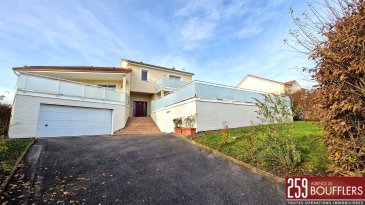 MAISON CONTEMPORAINE AVEC PISCINE.  En Exclusivité. COUP DE COEUR ! NANCY NORD EST. Sur la commune de MAZERULLES à 15min de la Porte Verte. Maison contemporaine indépendante avec jardin et piscine chauffée. Offrant 231m2 habitables sur trois niveaux, construite en 2006 sur une parcelle de 1 247m2 avec piscine extérieure. Au sous-sol : une cave de 21.56m2 et un garage deux véhicules de 29.61m2 avec borne de recharge universelle. Au rez-de-chaussée : une entrée, une cuisine séparée équipée avec accès sur une terrasse/loggia de 29.87m2, un cellier, un WC, un salon/séjour de 32.23m2, une salle à manger de 27.34m2, une chambre de 16.94m2, un bureau de 10.83m2 et une salle d'eau avec WC. A l'étage : un dégagement desservant trois chambres dont une avec accès sur un balcon de 8.35m2 (12.81m2, 21.30m2 et 19.67m2), une salle de bains (douche + baignoire) et un grenier de 19.01m2. Une piscine vient compléter ce bien et invite à la détente aux beaux jours. Performance énergétique et climatique classée 'B' dont émissions de gaz à effet de serre classées 'A', performance d'isolation très bonne. Système de chauffage au sol par pompe à chaleur avec programmateur avec réduit. Idéalement située, proche arrêts de bus et commerces. www.agencedeboufflers.fr
Les informations sur les risques auxquels ce bien est exposé sont disponibles sur le site Géorisques : www.georisques.gouv.fr